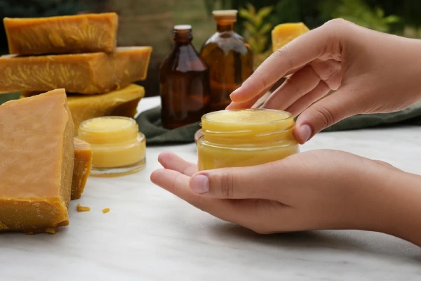 تعریف موم&zwnj;های آرایشی طبیعی